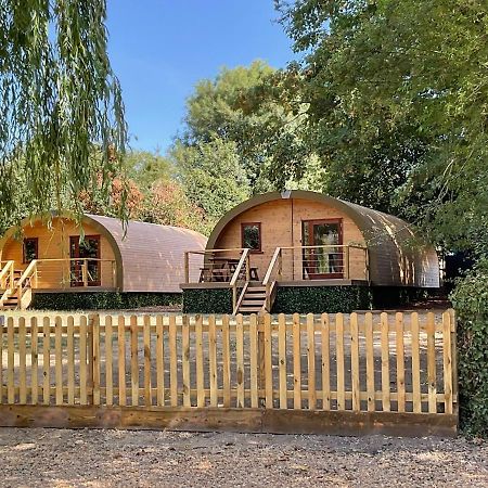Cosy And Eco-Friendly Cabins Next To 16Th Century Pub Newmarket  Exteriör bild