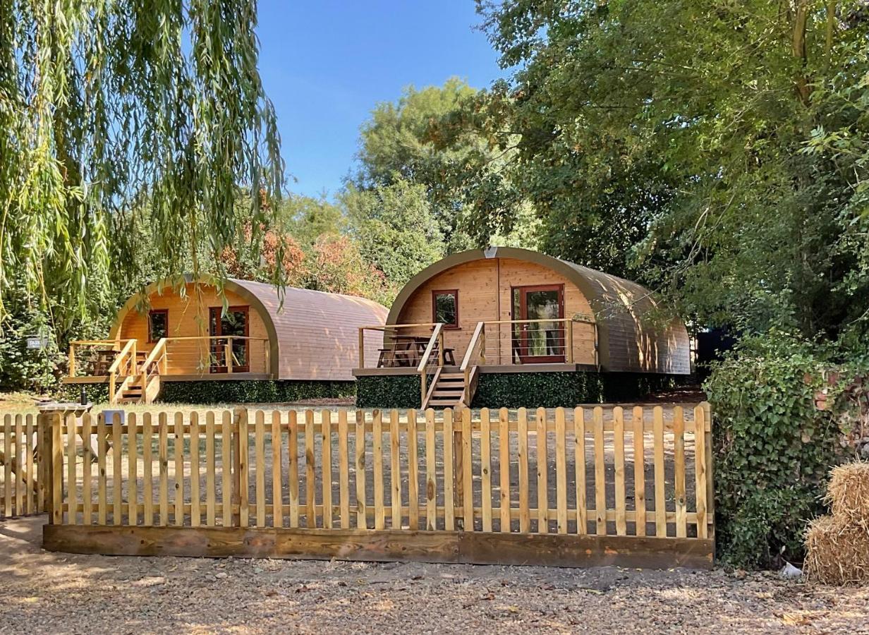 Cosy And Eco-Friendly Cabins Next To 16Th Century Pub Newmarket  Exteriör bild