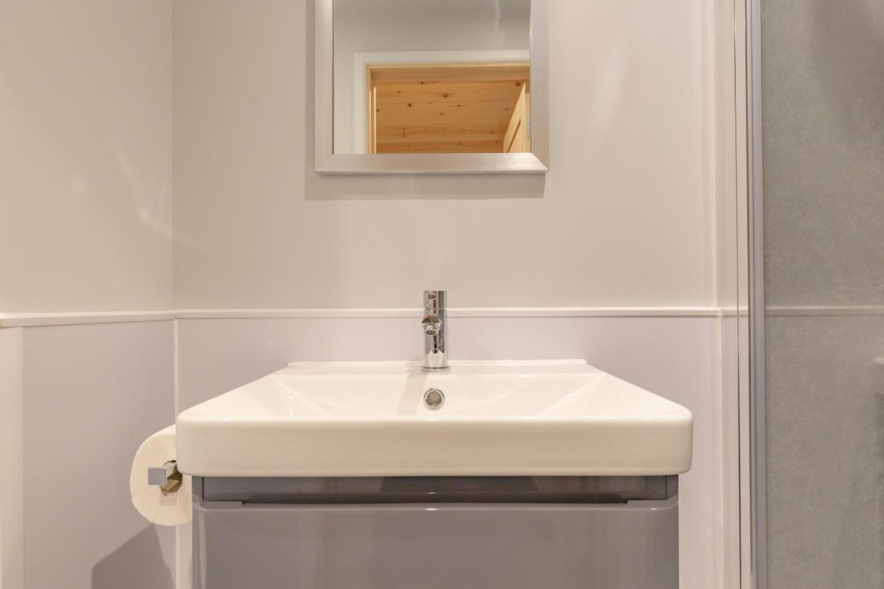 Cosy And Eco-Friendly Cabins Next To 16Th Century Pub Newmarket  Exteriör bild